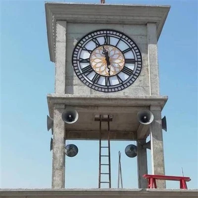 Mikrokompiuteriu valdomas metalinio rėmo bokštinis laikrodis
